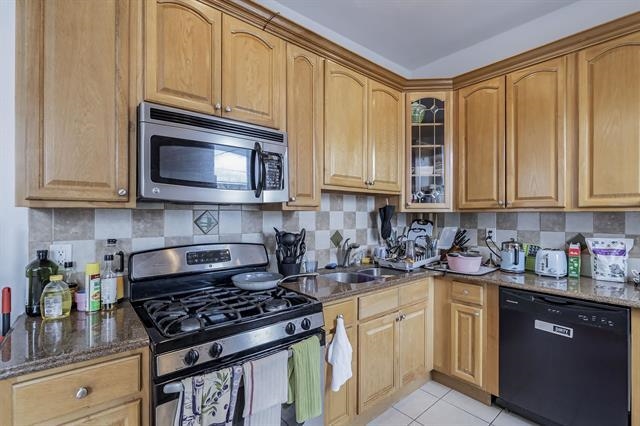 977 SUMMIT AVE Unit: 2