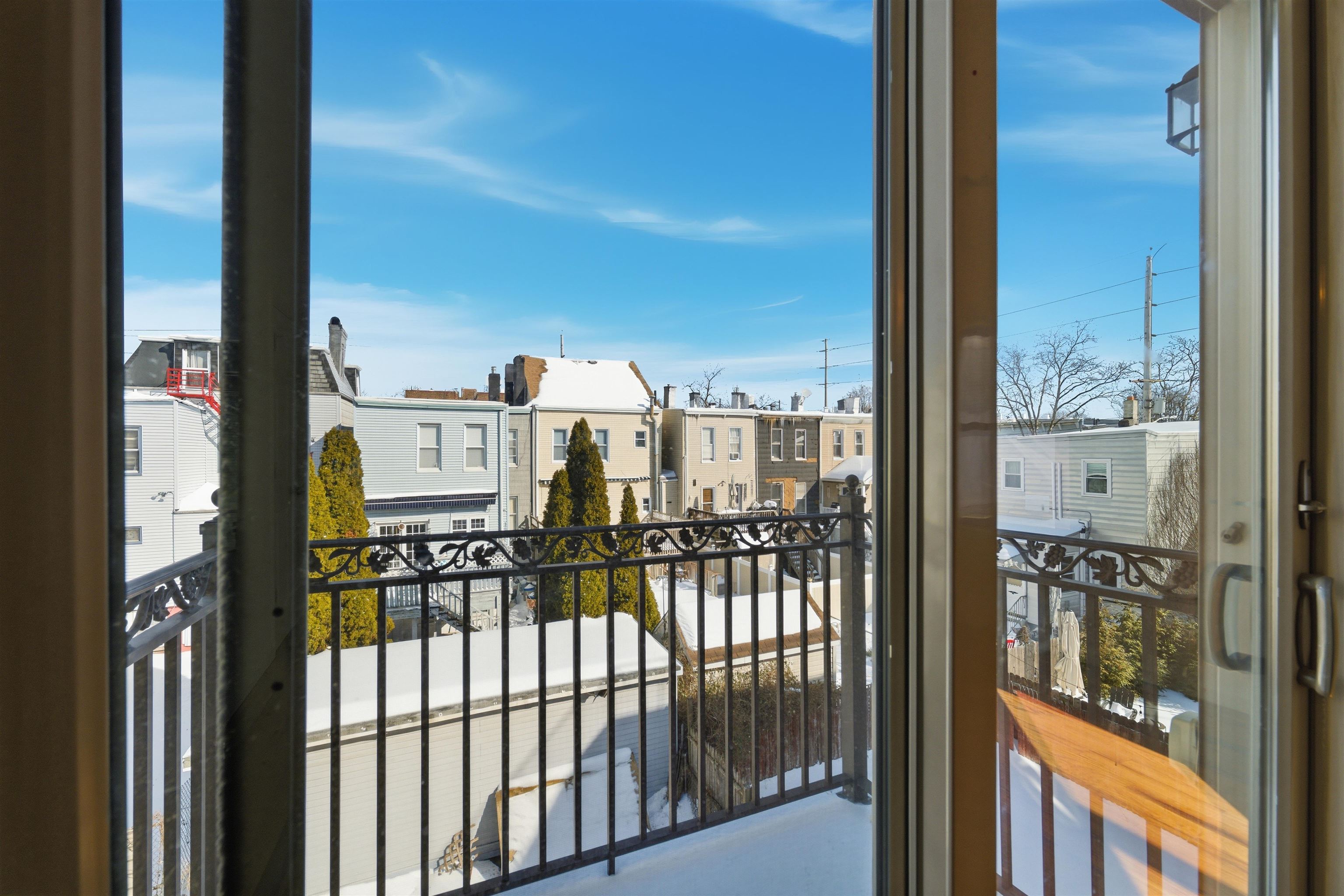 54 LAIDLAW AVE Unit: 2