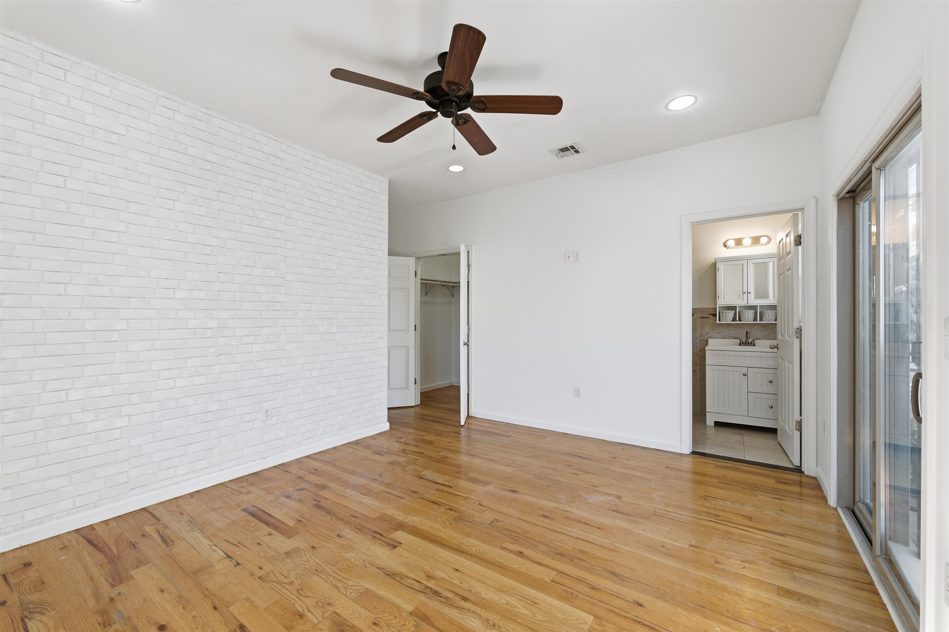 54 LAIDLAW AVE Unit: 2