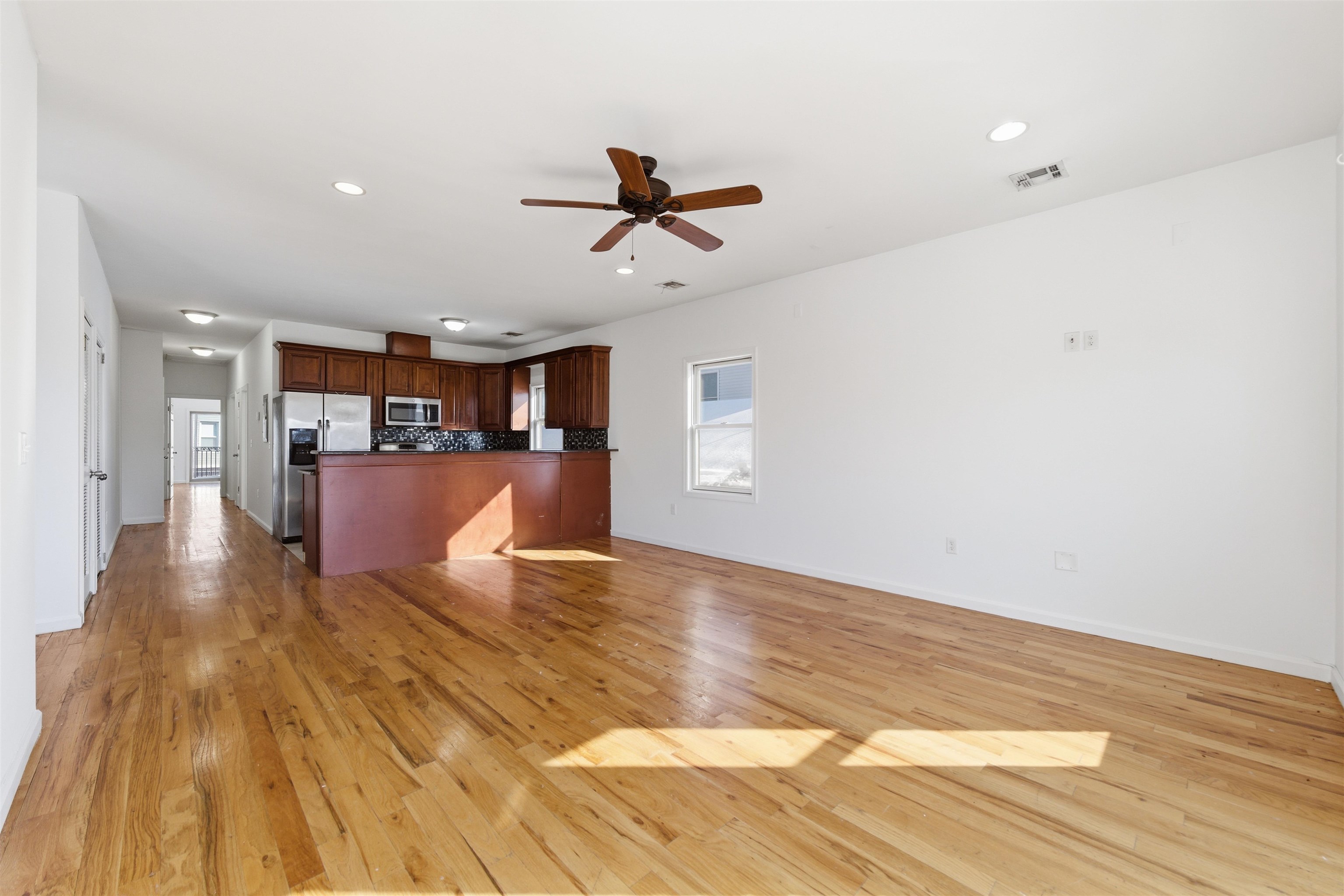 54 LAIDLAW AVE Unit: 2