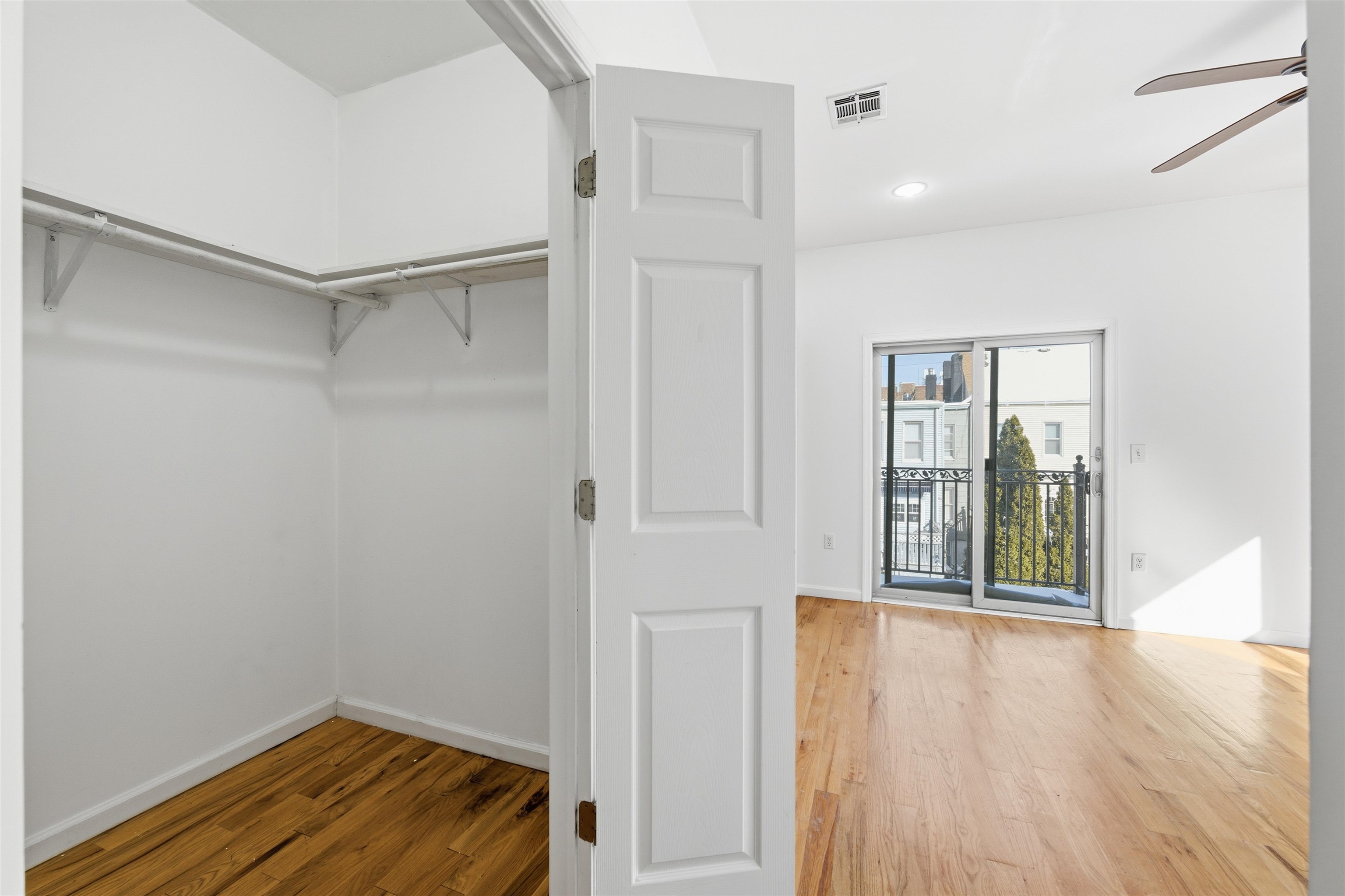 54 LAIDLAW AVE Unit: 2