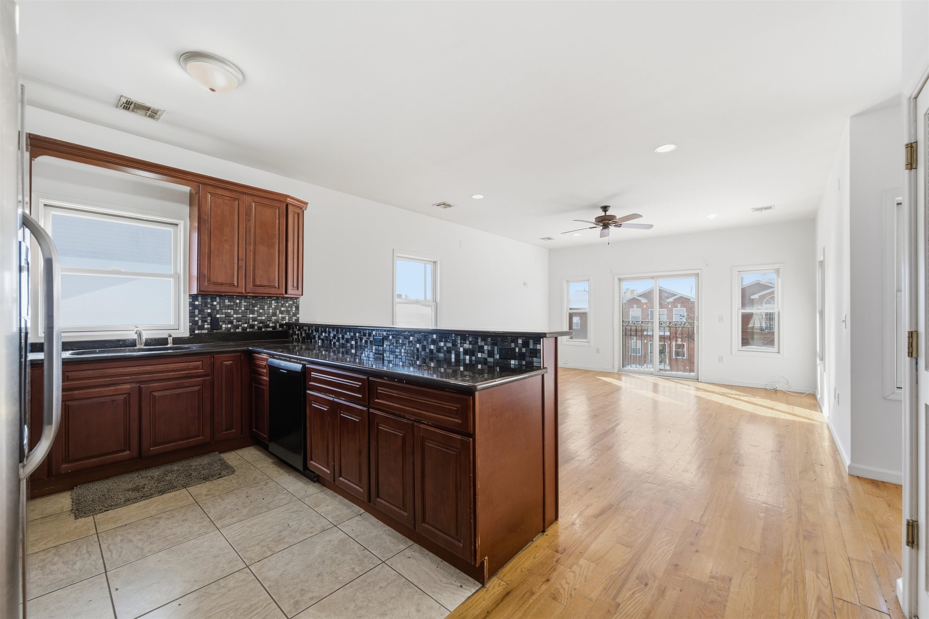 54 LAIDLAW AVE Unit: 2