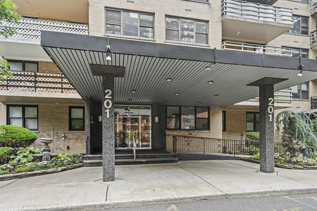 201 ST PAULS AVE Unit: 8F