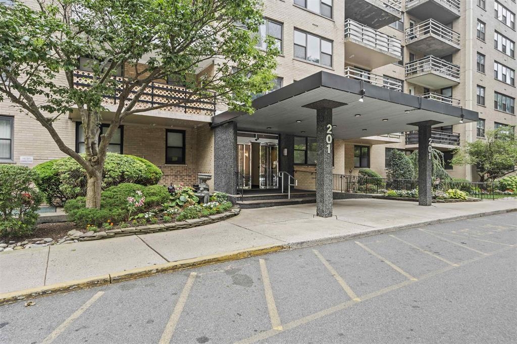 201 ST PAULS AVE Unit: 8F