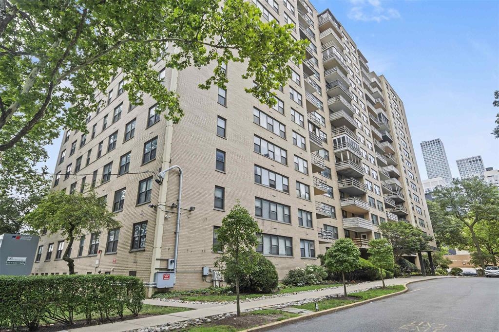 201 ST PAULS AVE Unit: 8F