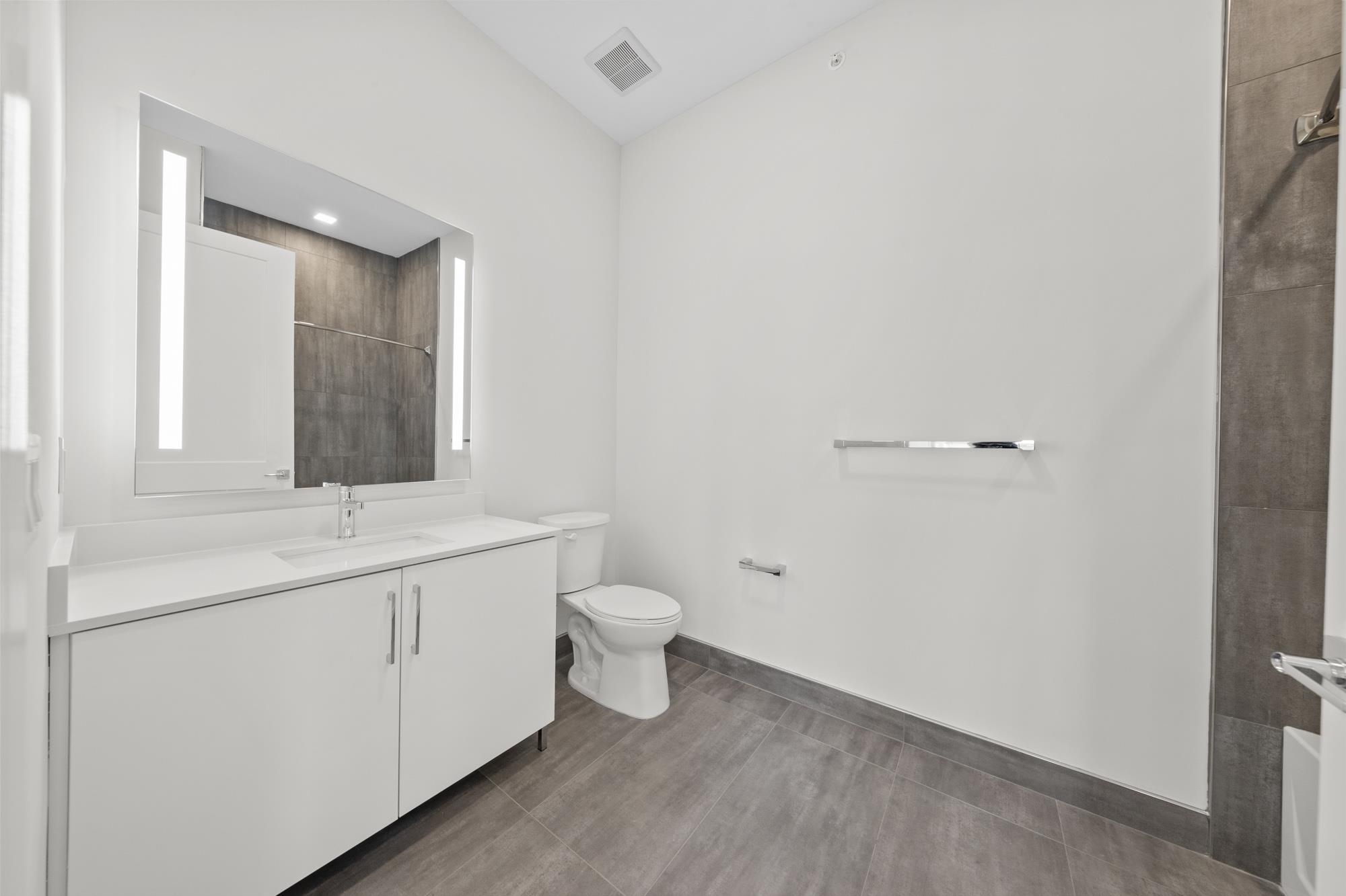 121 34TH ST Unit: 516