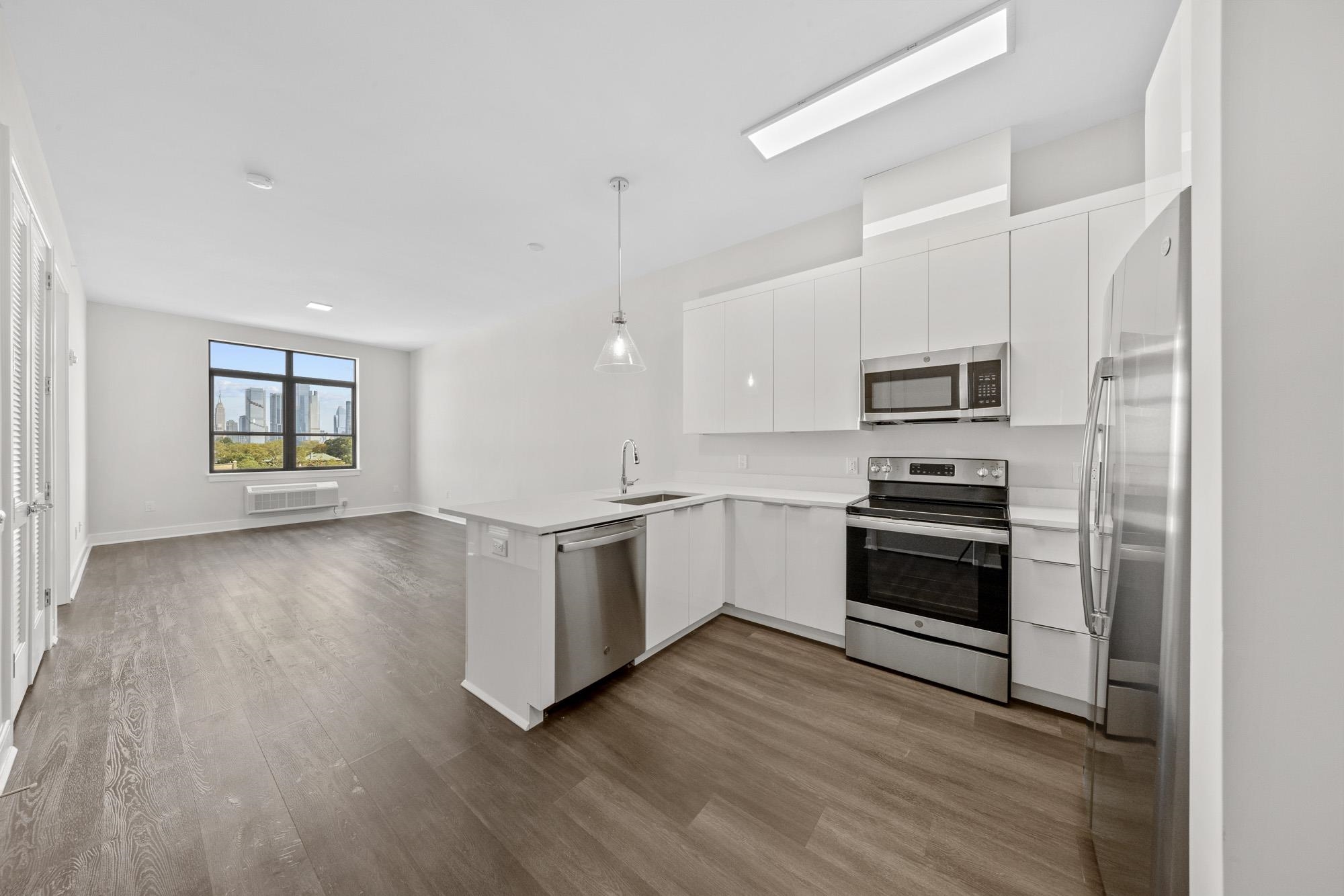 121 34TH ST Unit: 604
