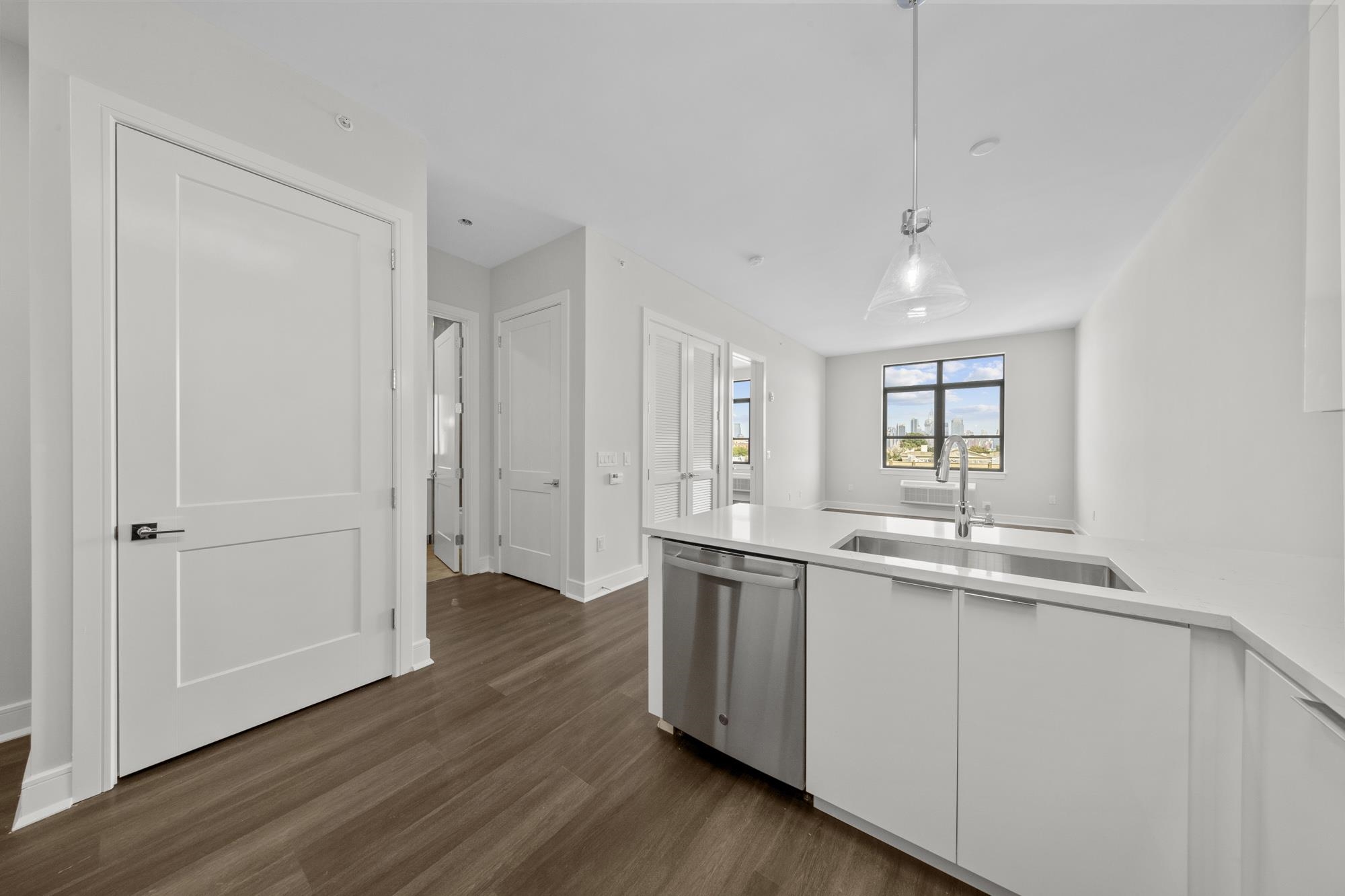 121 34TH ST Unit: 604