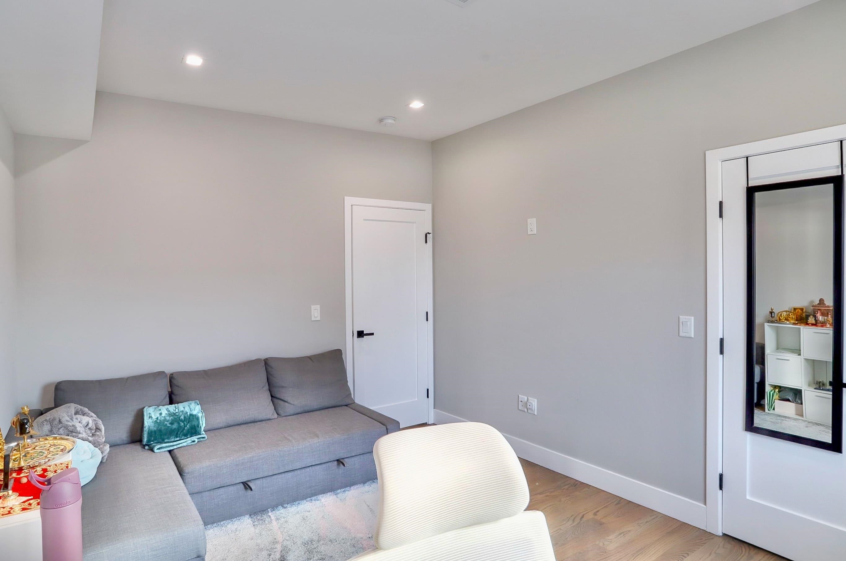 299 COLUMBIA AVE Unit: 2