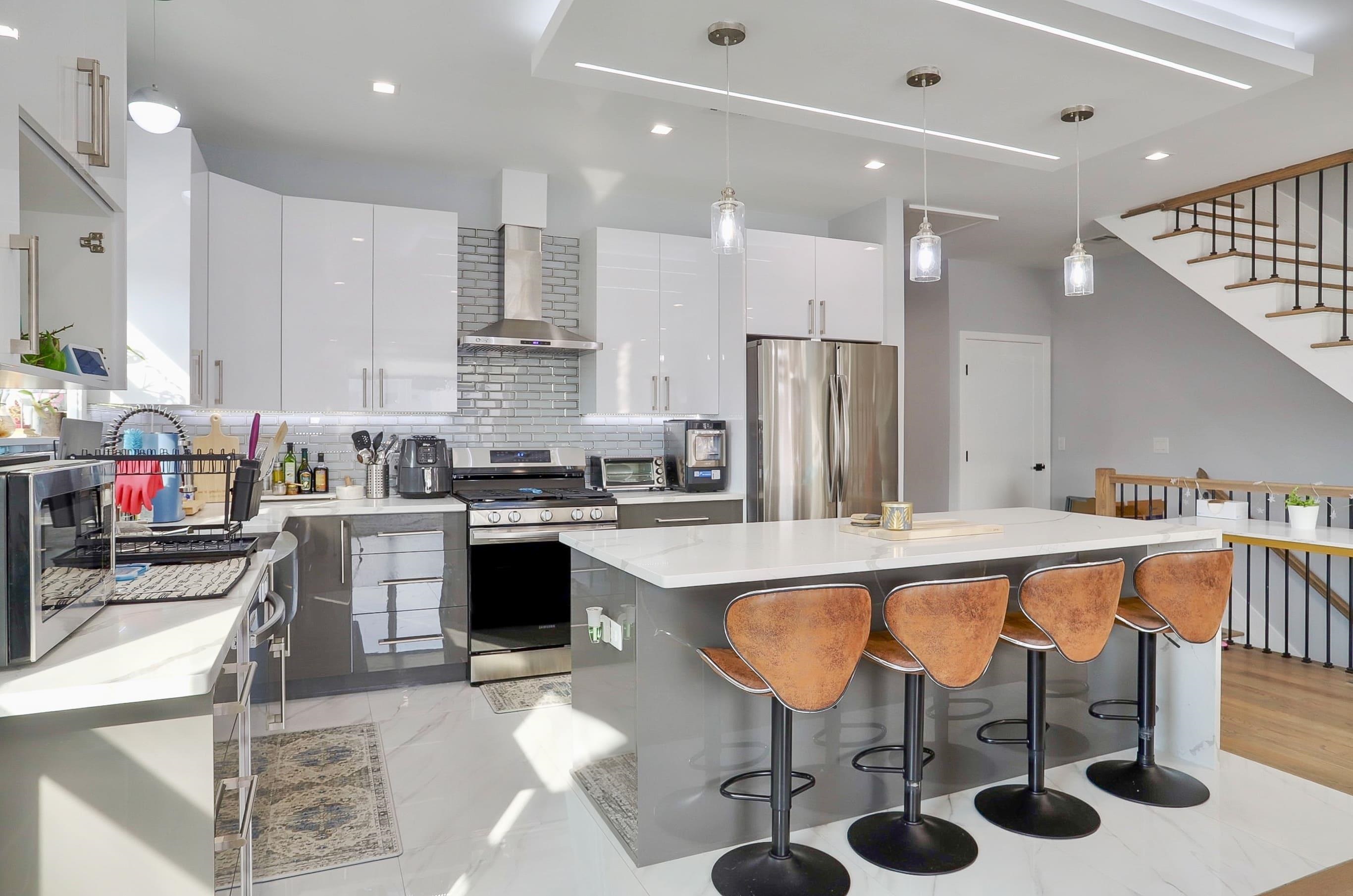 299 COLUMBIA AVE Unit: 2