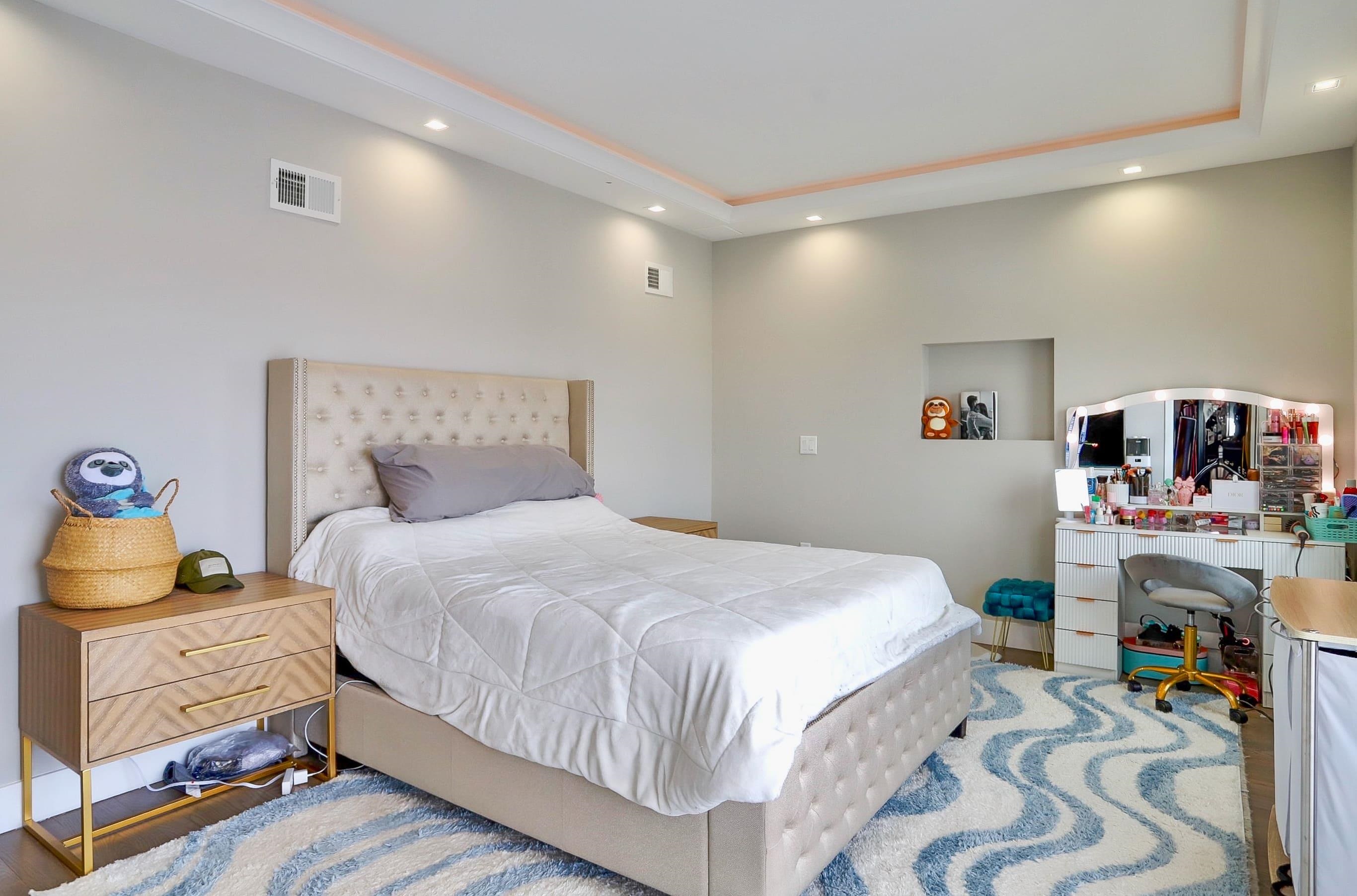 299 COLUMBIA AVE Unit: 2