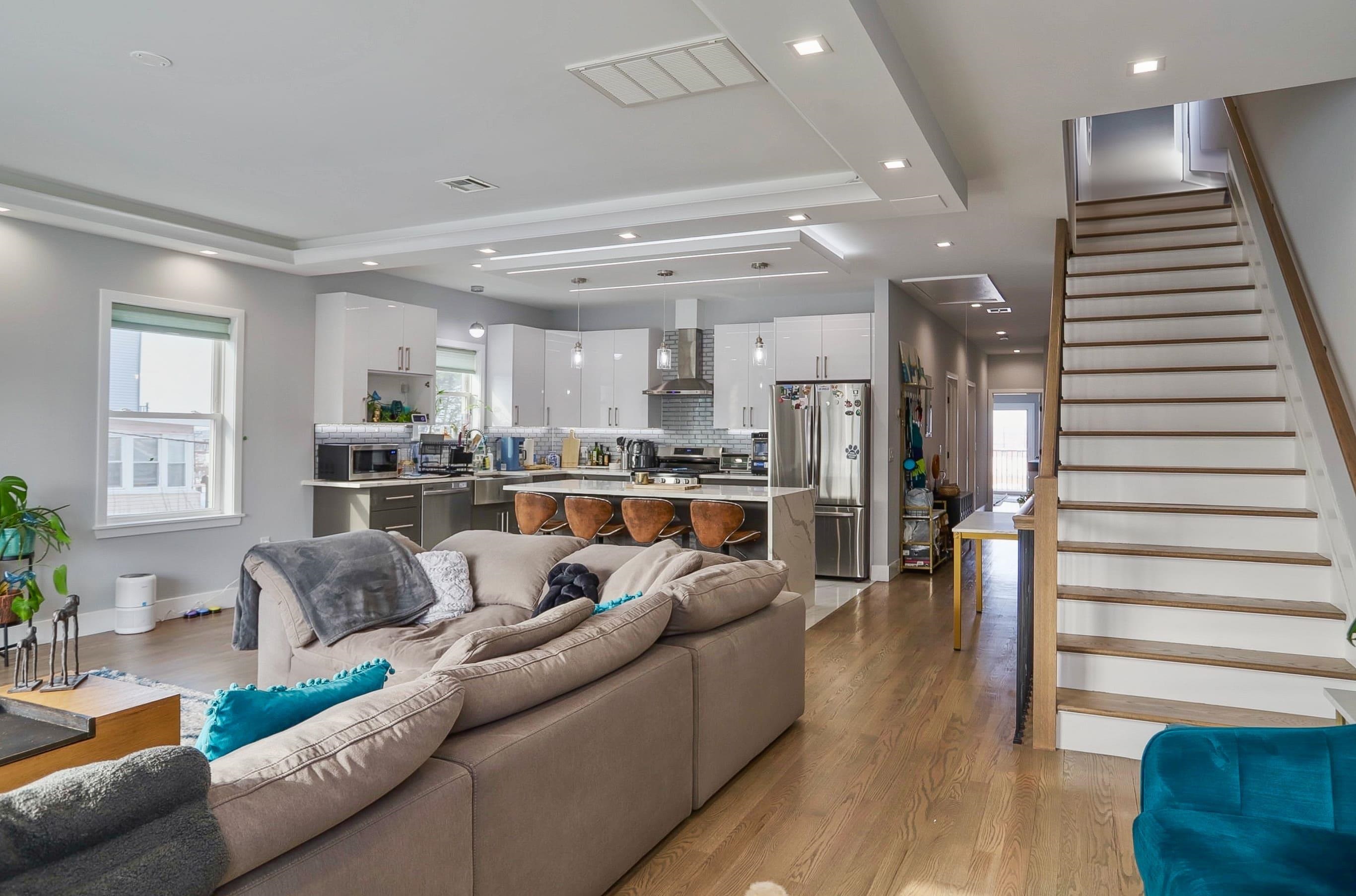 299 COLUMBIA AVE Unit: 2