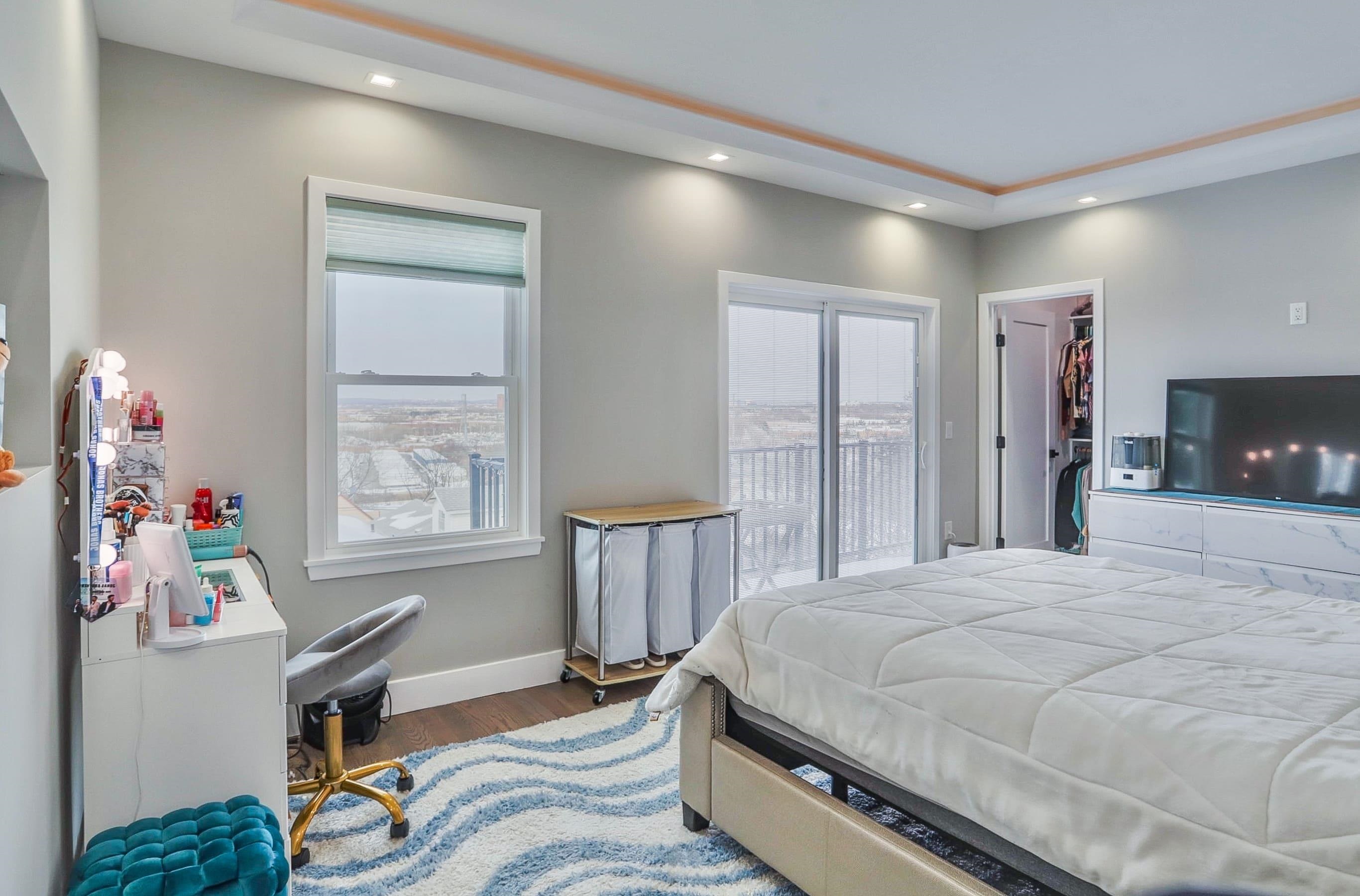 299 COLUMBIA AVE Unit: 2