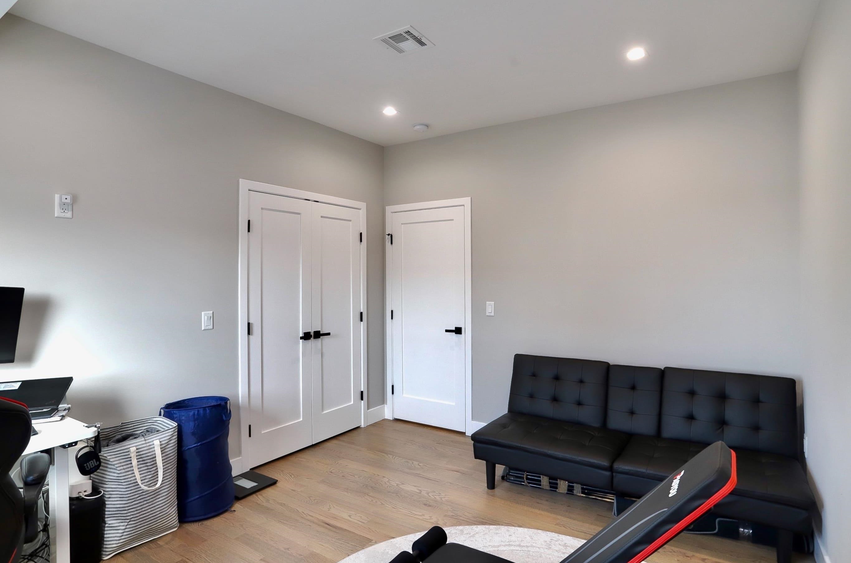 299 COLUMBIA AVE Unit: 2