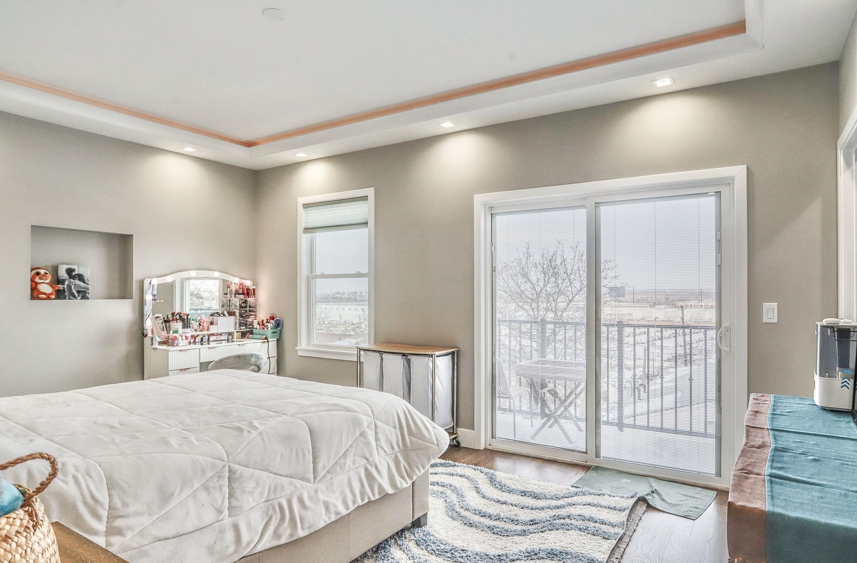 299 COLUMBIA AVE Unit: 2