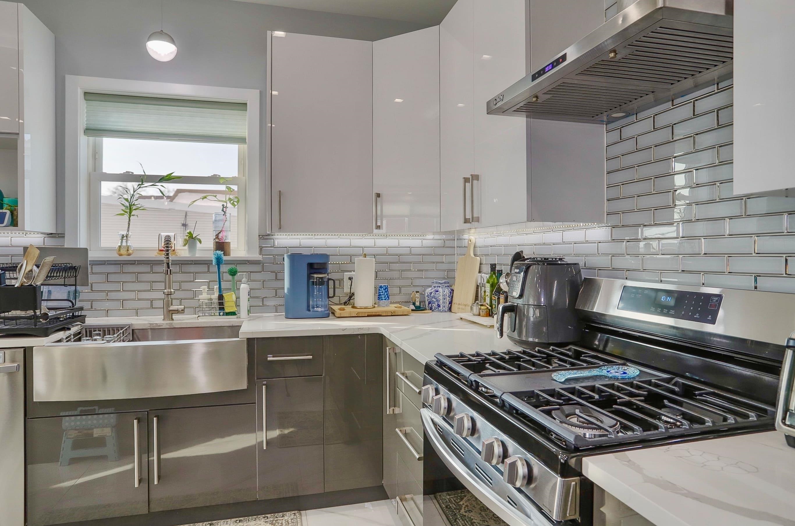 299 COLUMBIA AVE Unit: 2