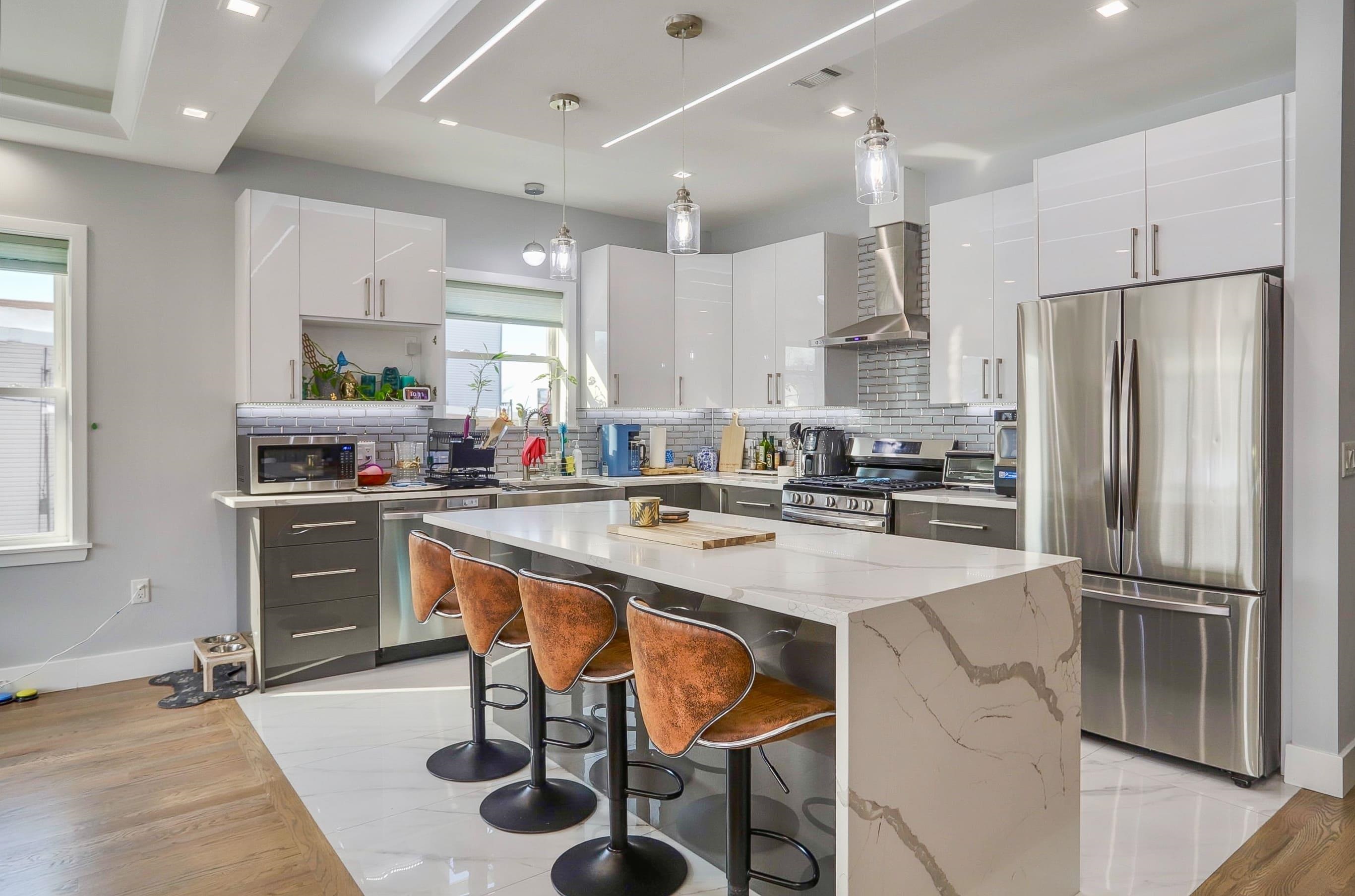 299 COLUMBIA AVE Unit: 2