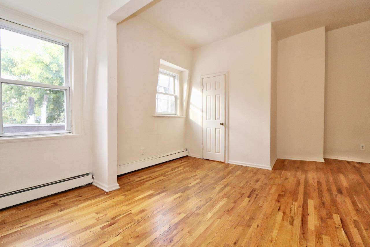 209 OGDEN AVE Unit: 3