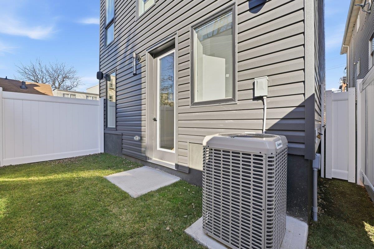 105 LAIDLAW AVE Unit: 1