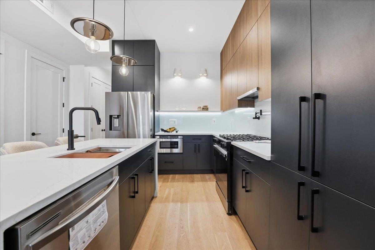 105 LAIDLAW AVE Unit: 1