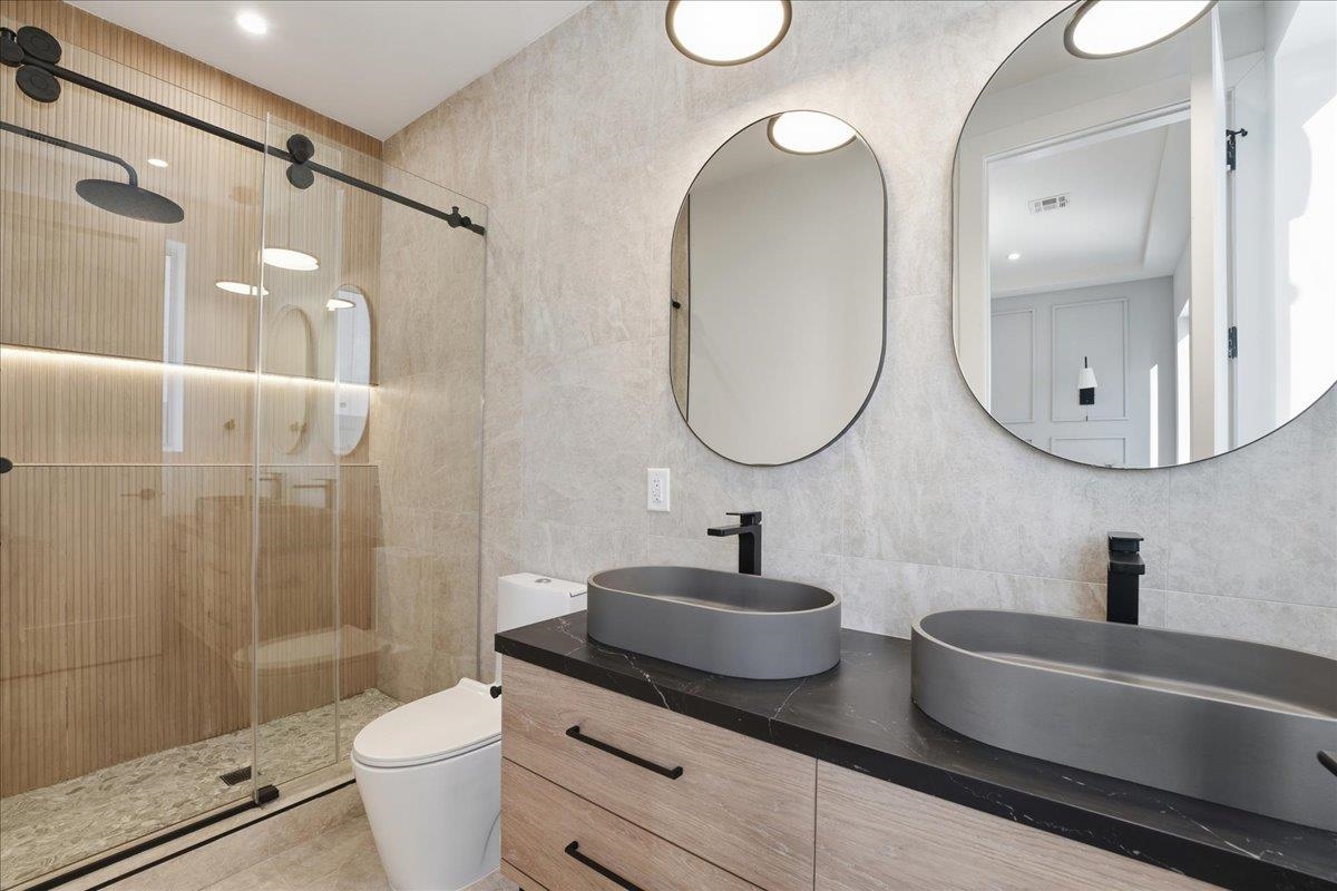 105 LAIDLAW AVE Unit: 1