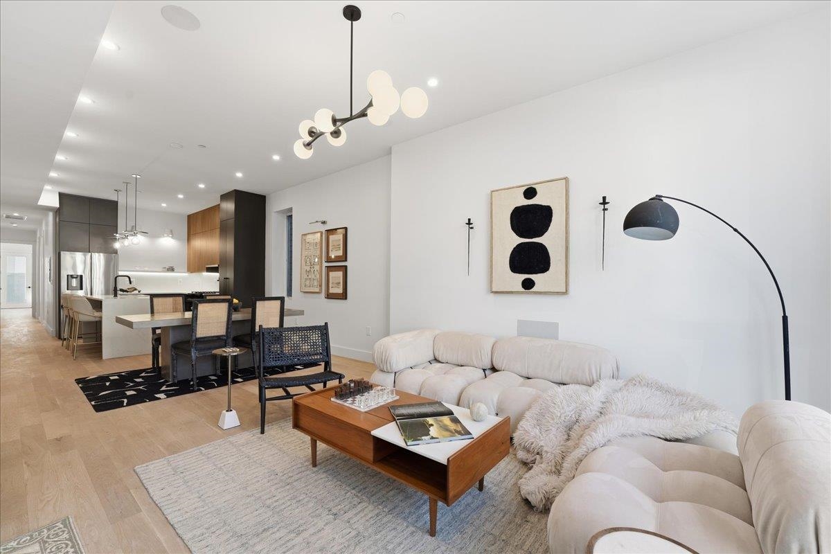105 LAIDLAW AVE Unit: 1