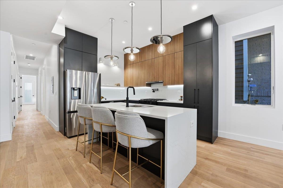 105 LAIDLAW AVE Unit: 1