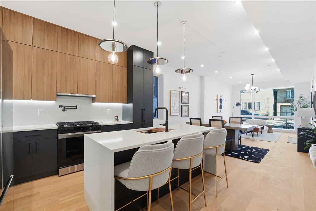105 LAIDLAW AVE Unit: 1