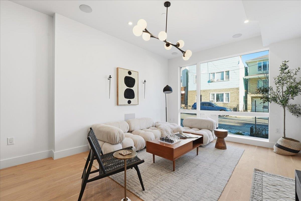 105 LAIDLAW AVE Unit: 1