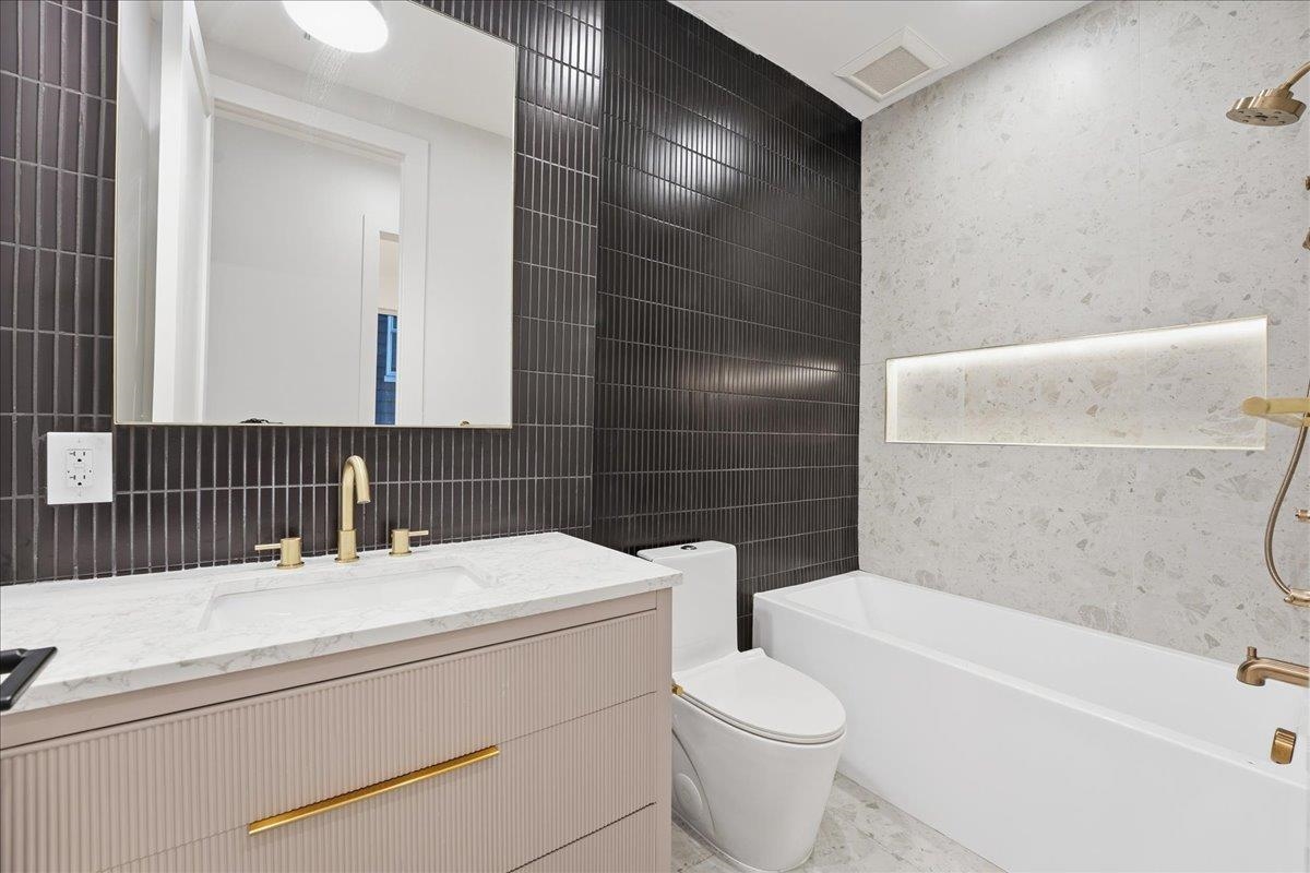 105 LAIDLAW AVE Unit: 1