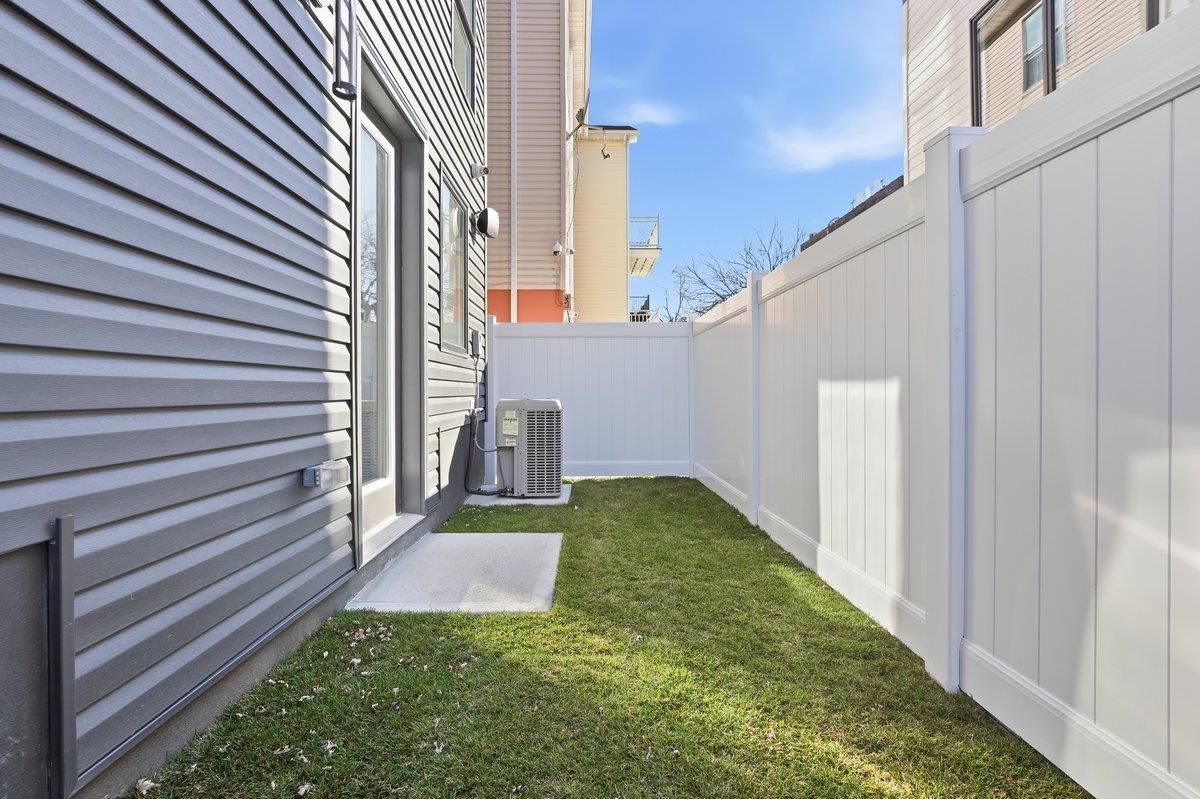 105 LAIDLAW AVE Unit: 1