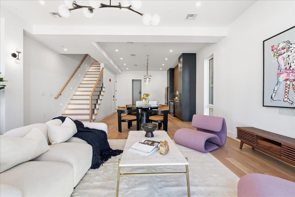 105 LAIDLAW AVE Unit: 2