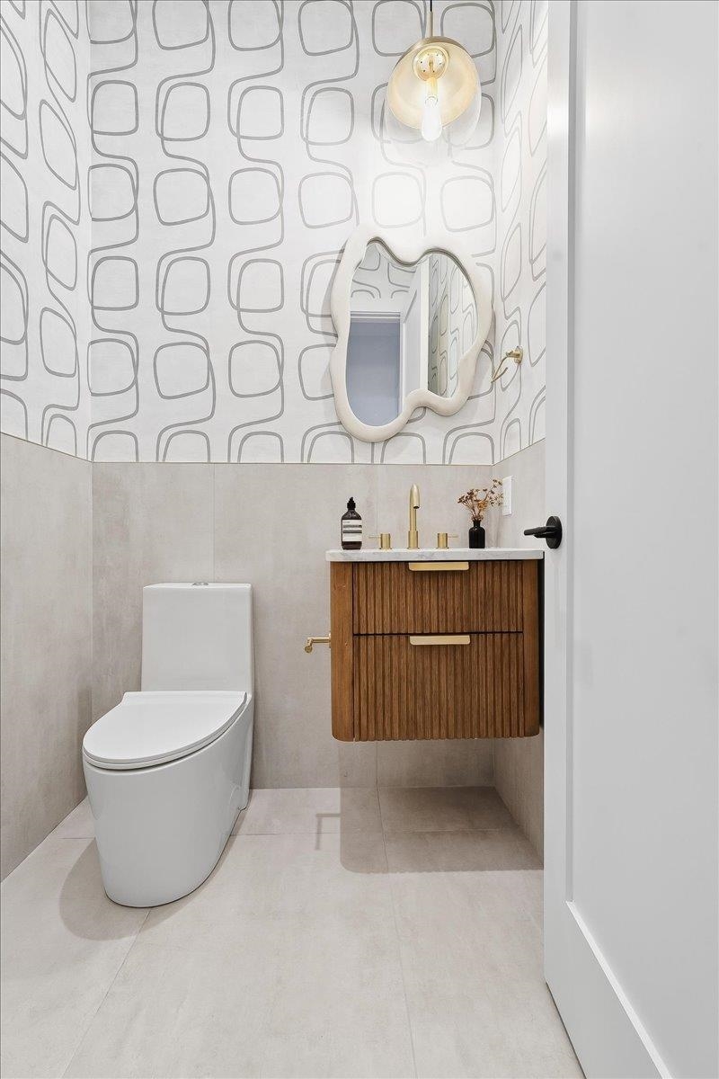 105 LAIDLAW AVE Unit: 2