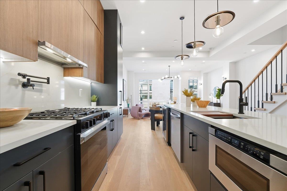 105 LAIDLAW AVE Unit: 2