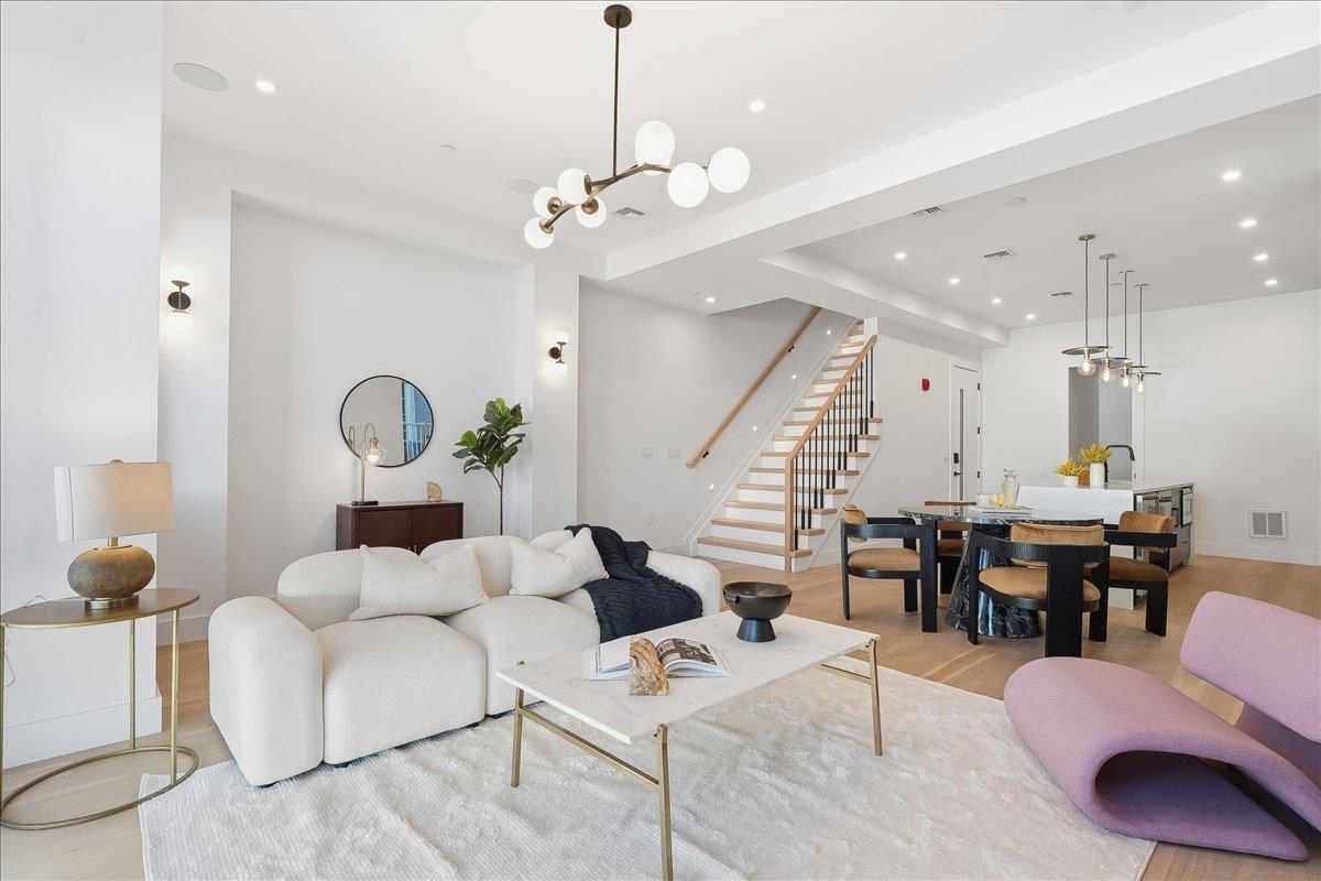 105 LAIDLAW AVE Unit: 2