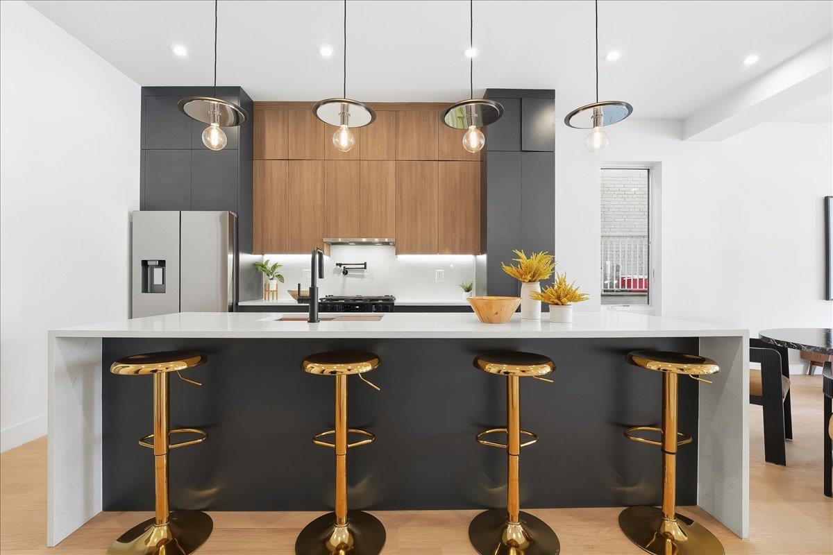 105 LAIDLAW AVE Unit: 2