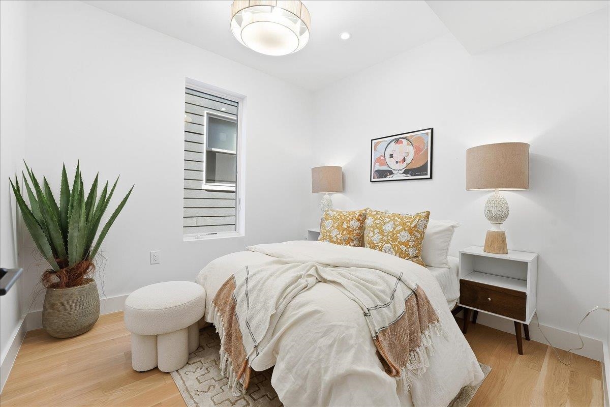 105 LAIDLAW AVE Unit: 2