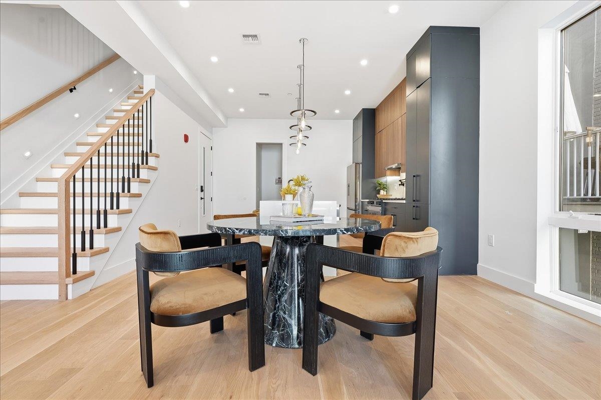 105 LAIDLAW AVE Unit: 2