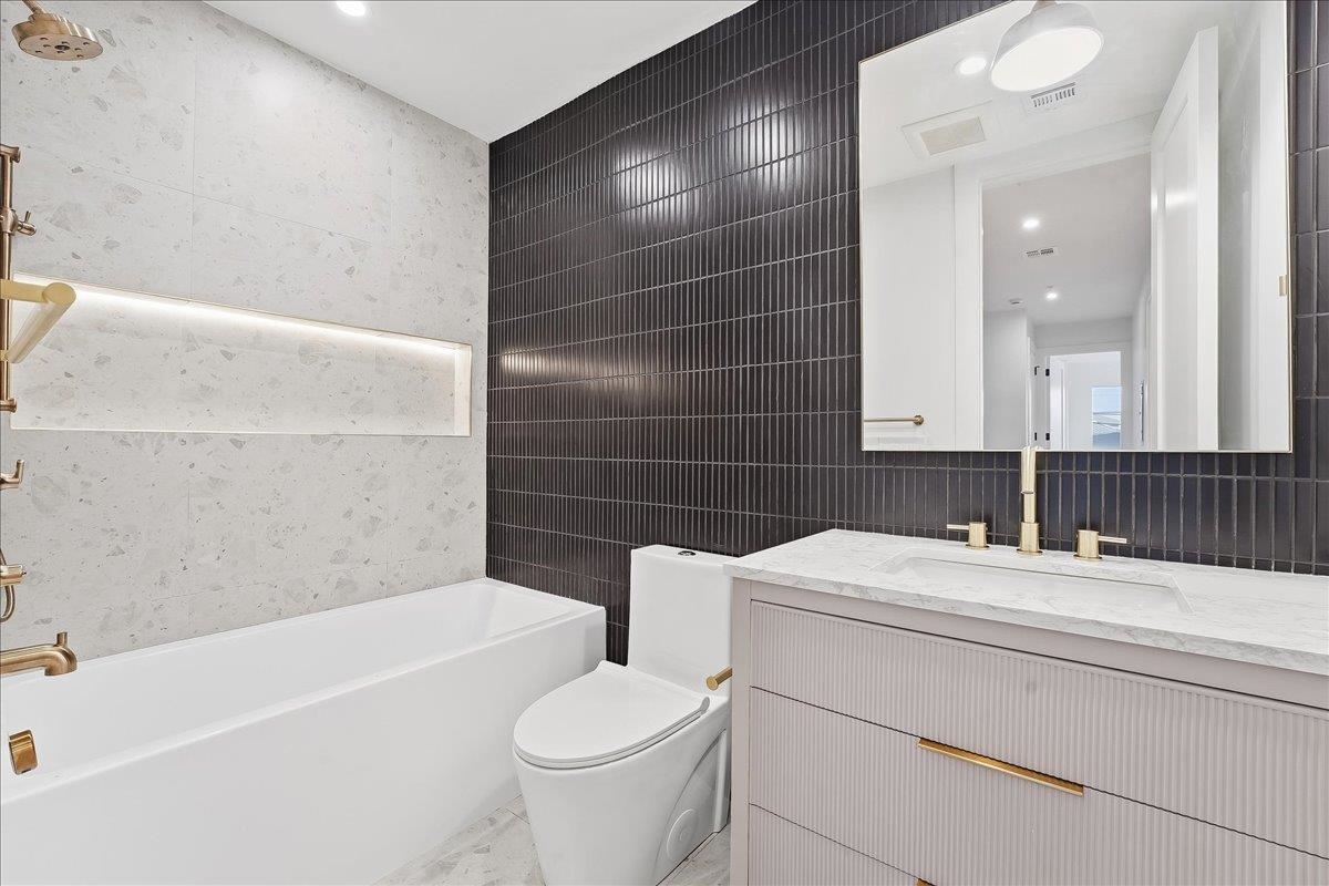 105 LAIDLAW AVE Unit: 2