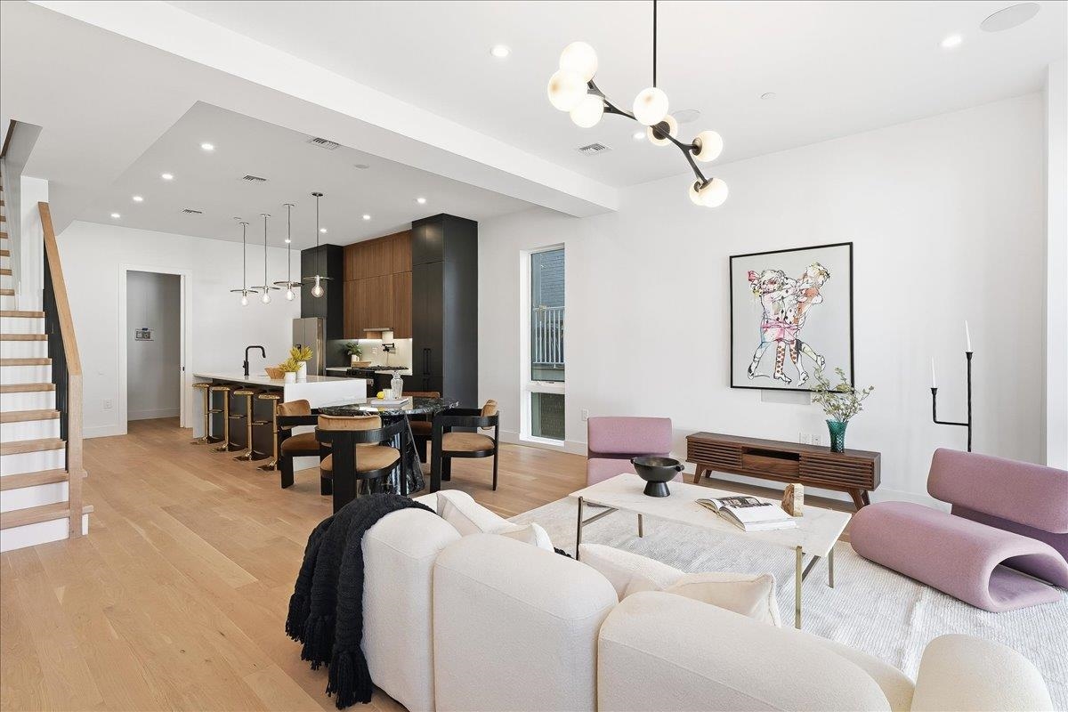 105 LAIDLAW AVE Unit: 2