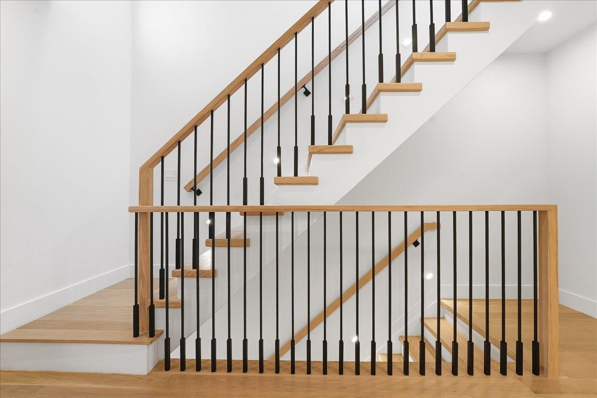 105 LAIDLAW AVE Unit: 2