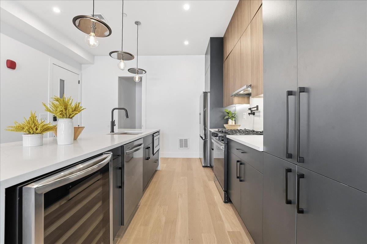 105 LAIDLAW AVE Unit: 2