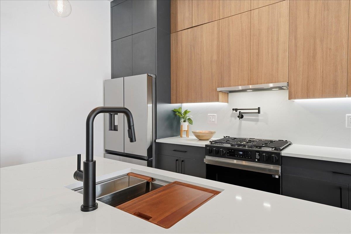 105 LAIDLAW AVE Unit: 2