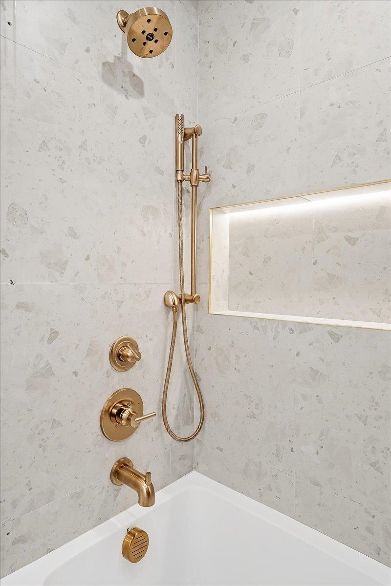 105 LAIDLAW AVE Unit: 2