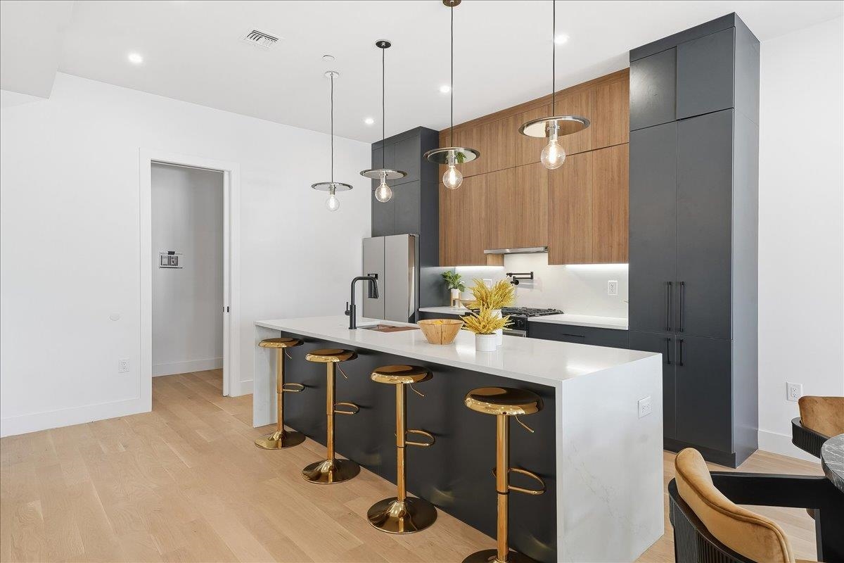 105 LAIDLAW AVE Unit: 2