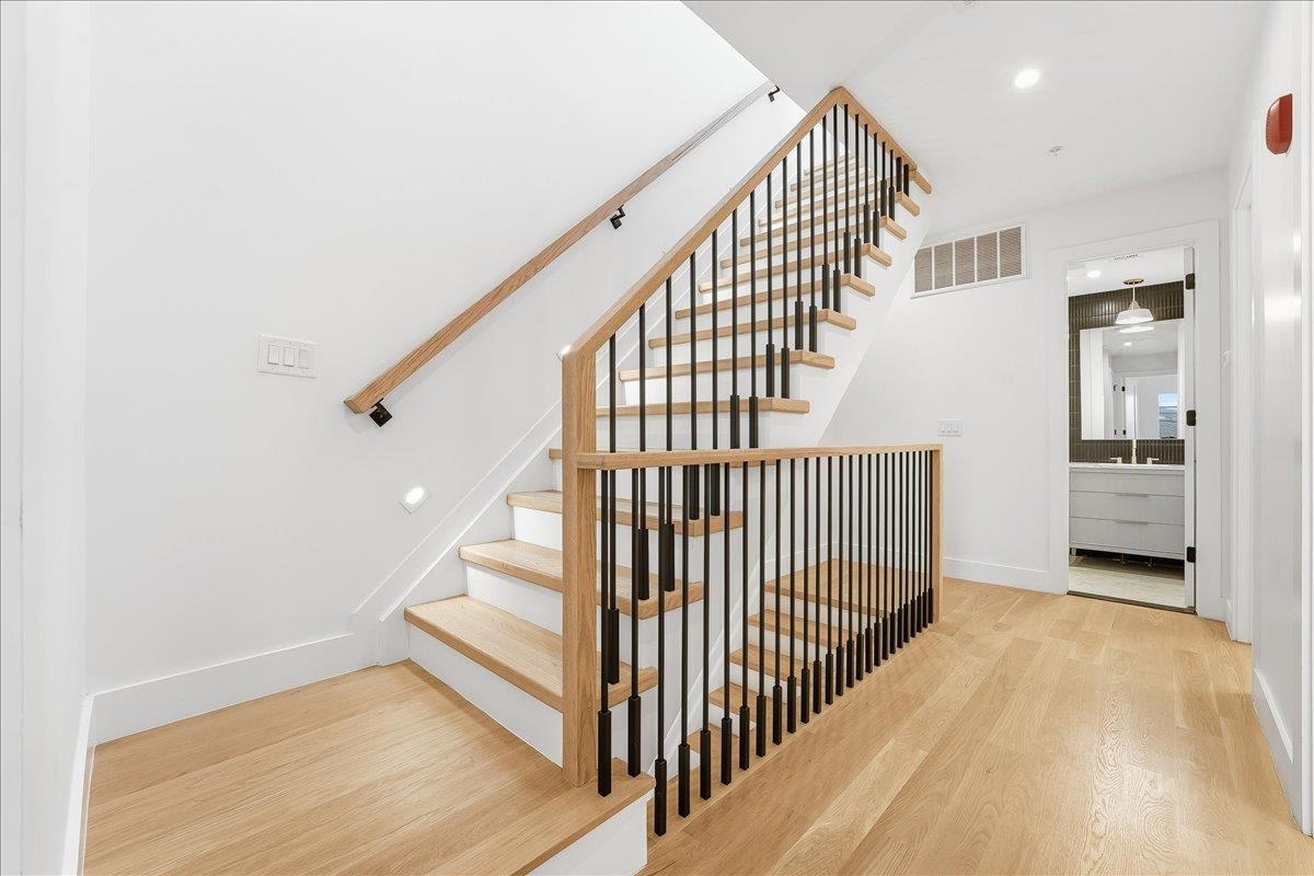 105 LAIDLAW AVE Unit: 2