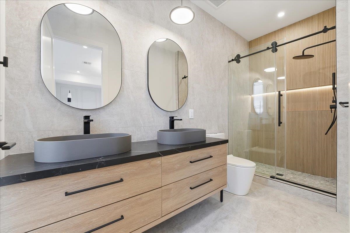 105 LAIDLAW AVE Unit: 2