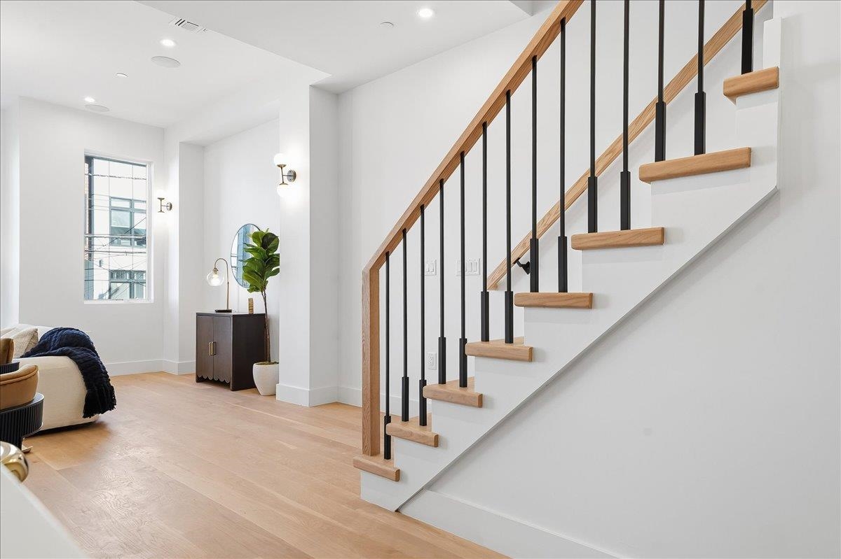 105 LAIDLAW AVE Unit: 2