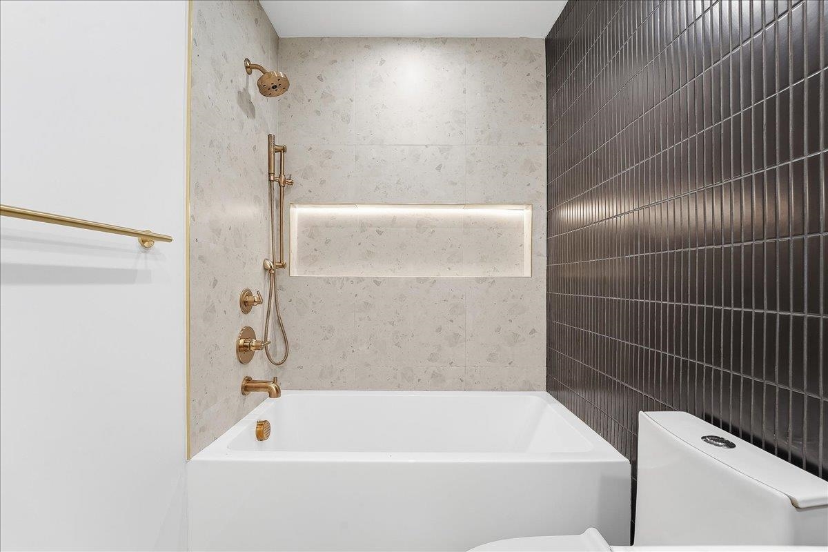 105 LAIDLAW AVE Unit: 2