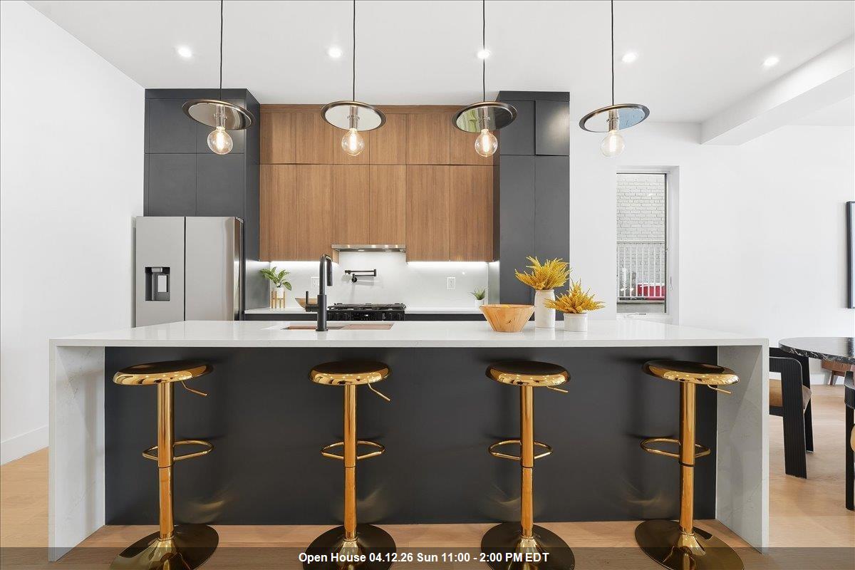 105 LAIDLAW AVE Unit: 2